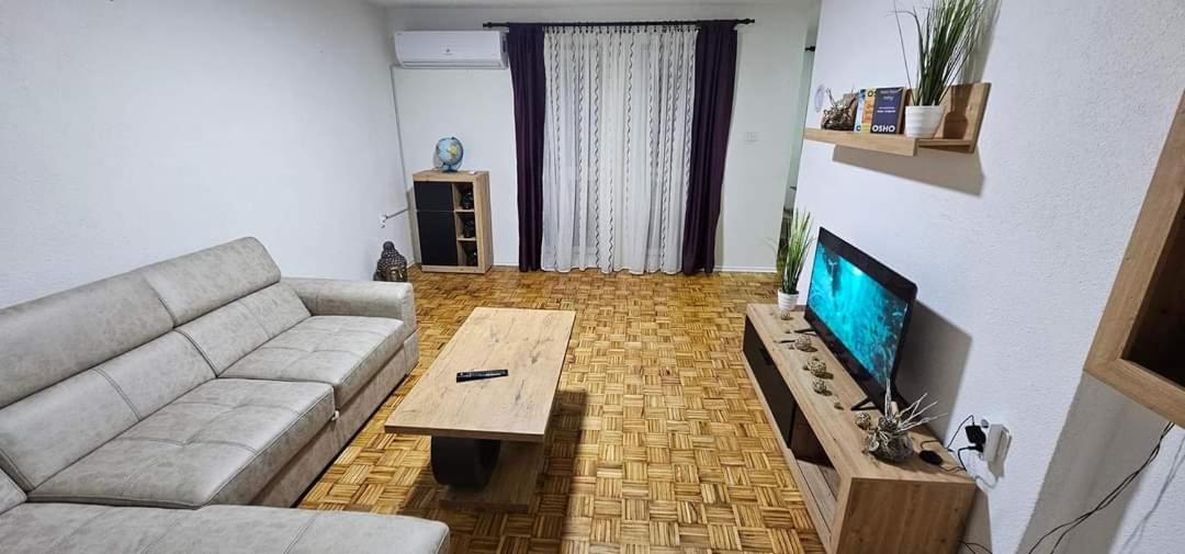 Stan Na Dan Kozarska Dubica Appartement Bosanska Dubica Buitenkant foto